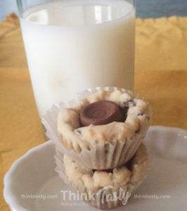 mini cookies with caramel candies
