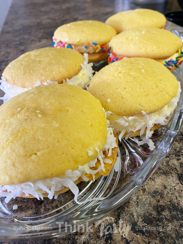 love me some lemon whoopie pies